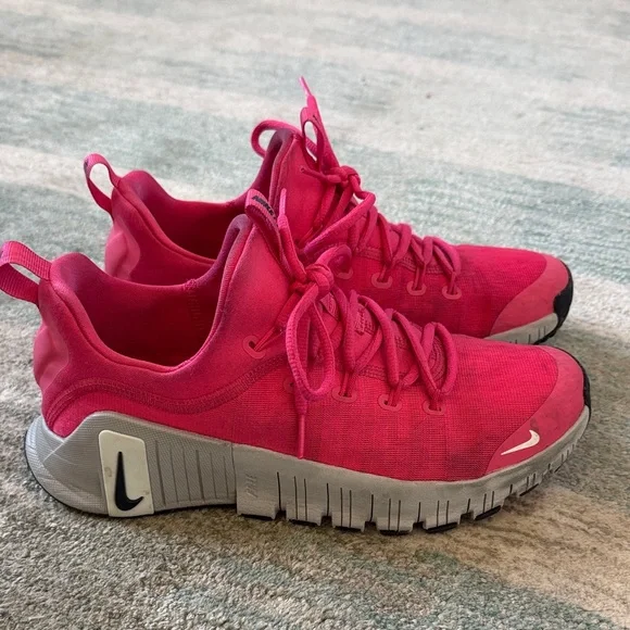 Nike Women's metcon Fuchsia Sneakers - Picture 2 of 5